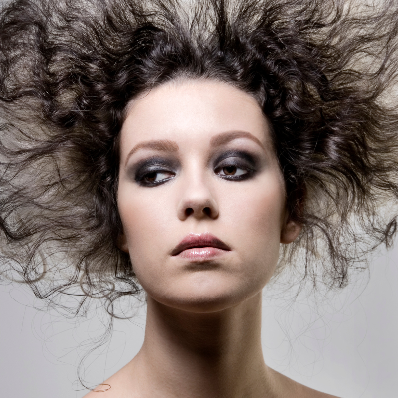 Zeg dag tegen statisch haar: tips en trucs om statisch haar te voorkomen